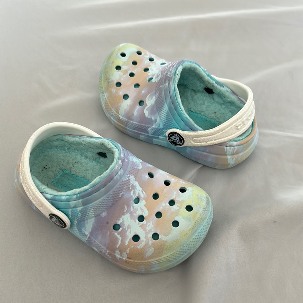 Kids’ marbled tie dye lined crocs